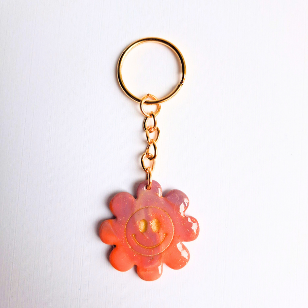 porte clés grigri sac trousse argile polymere pate fimo resine uv métal fleur smile orange violet