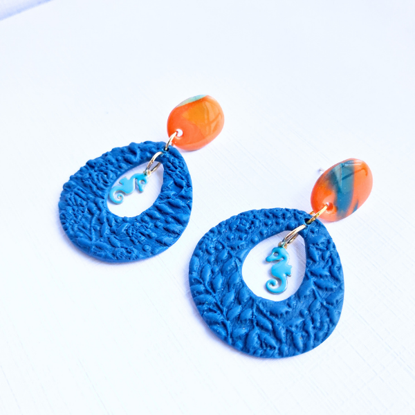 boucles oreilles pate fimo argile polymere resine uv fait main piece unique jadoretesboucles j'adore tes boucles jtb acier inoxydable vendée créatrice française made in France bleu hippocampe orange 