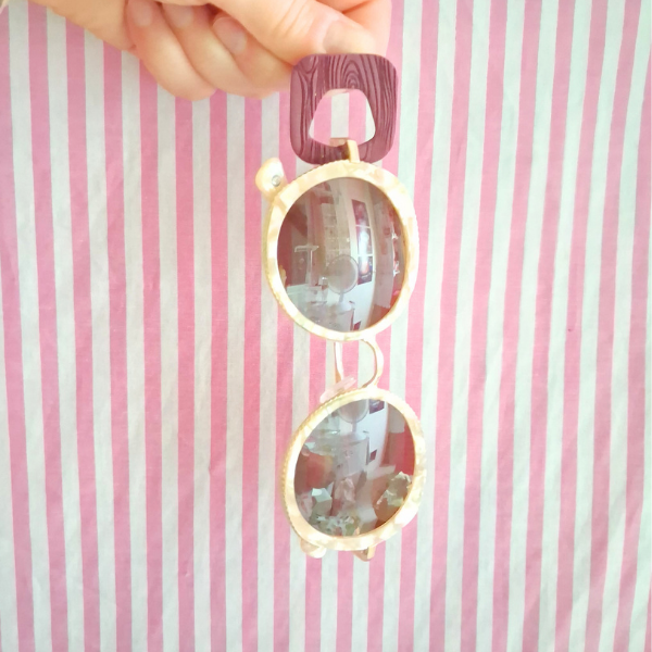Broche à lunettes bordeaux