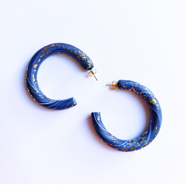 boucles oreilles pate fimo argile polymere resine uv fait main piece unique jadoretesboucles j'adore tes boucles jtb acier inoxydable vendée créatrice française made in France resine UV bleu paillettes marine or