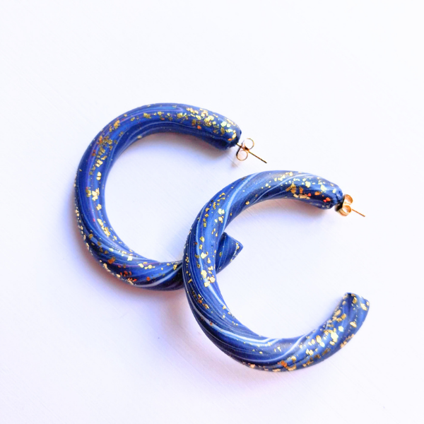 boucles oreilles pate fimo argile polymere resine uv fait main piece unique jadoretesboucles j'adore tes boucles jtb acier inoxydable vendée créatrice française made in France resine UV bleu paillettes marine or