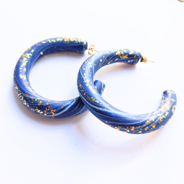 boucles oreilles pate fimo argile polymere resine uv fait main piece unique jadoretesboucles j'adore tes boucles jtb acier inoxydable vendée créatrice française made in France resine UV bleu paillettes marine or