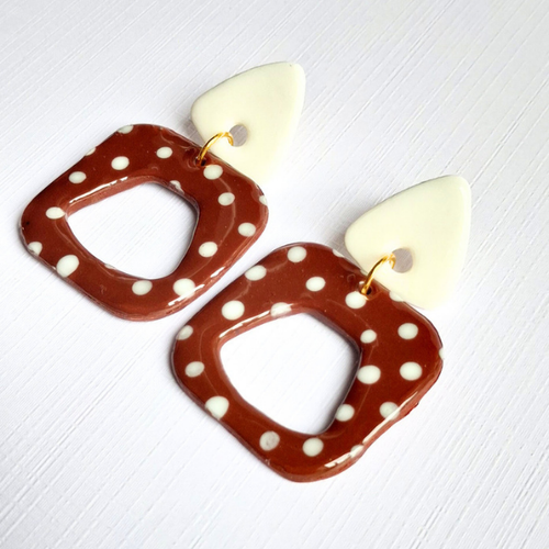 boucles oreilles pate fimo argile polymere resine uv fait main piece unique jadoretesboucles j'adore tes boucles jtb acier inoxydable vendée créatrice française made in France marron pois blanc