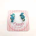 boucles oreilles clou pate fimo argile polymere resine uv fait main piece unique jadoretesboucles j'adore tes boucles jtb acier inoxydable vendée créatrice française made in France hippocampe bleu canard or