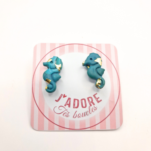 boucles oreilles clou pate fimo argile polymere resine uv fait main piece unique jadoretesboucles j'adore tes boucles jtb acier inoxydable vendée créatrice française made in France hippocampe bleu canard or