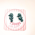 boucles oreilles clou pate fimo argile polymere resine uv fait main piece unique jadoretesboucles j'adore tes boucles jtb acier inoxydable vendée créatrice française made in France hippocampe vert algue paillettes
