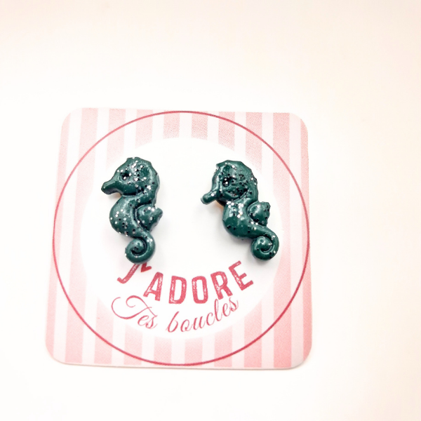 boucles oreilles clou pate fimo argile polymere resine uv fait main piece unique jadoretesboucles j'adore tes boucles jtb acier inoxydable vendée créatrice française made in France hippocampe vert algue paillettes
