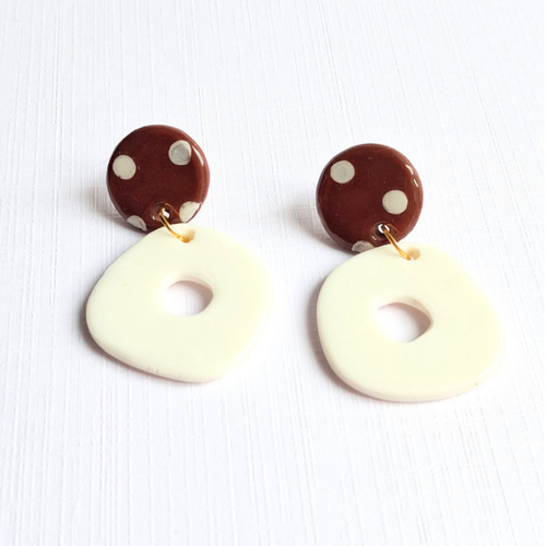boucles oreilles pate fimo argile polymere resine uv fait main piece unique jadoretesboucles j'adore tes boucles jtb acier inoxydable vendée créatrice française made in France donut blanc marron pois