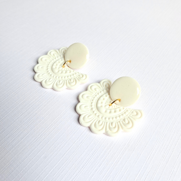 boucles oreilles pate fimo argile polymere resine uv fait main piece unique jadoretesboucles j'adore tes boucles jtb acier inoxydable vendée créatrice française made in France resine UV gaia blanc