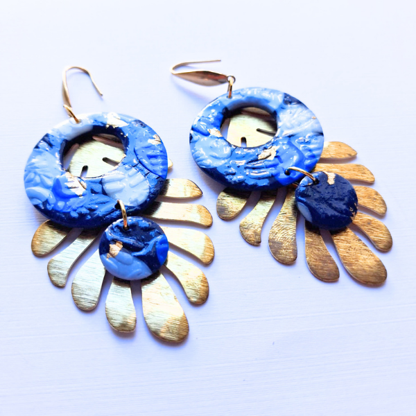 boucles oreilles pate fimo argile polymere resine uv fait main piece unique jadoretesboucles j'adore tes boucles jtb acier inoxydable vendée créatrice française made in France resine UV bleu marine or grande feuille