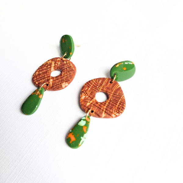 boucles oreilles pate fimo argile polymere resine uv fait main piece unique jadoretesboucles j'adore tes boucles jtb acier inoxydable vendée créatrice française made in France donut marron imitation bois vert