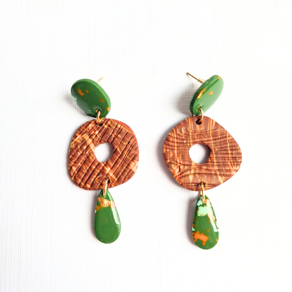 boucles oreilles pate fimo argile polymere resine uv fait main piece unique jadoretesboucles j'adore tes boucles jtb acier inoxydable vendée créatrice française made in France donut marron imitation bois vert