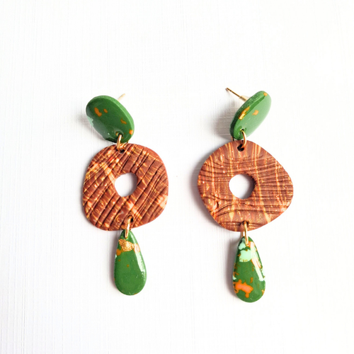 boucles oreilles pate fimo argile polymere resine uv fait main piece unique jadoretesboucles j'adore tes boucles jtb acier inoxydable vendée créatrice française made in France donut marron imitation bois vert