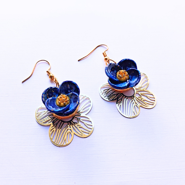 boucles oreilles pate fimo argile polymere resine uv fait main piece unique jadoretesboucles j'adore tes boucles jtb acier inoxydable vendée créatrice française made in France resine UV bleu marine paillettes or fleur