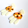boucles oreilles pate fimo argile polymere resine uv fait main piece unique jadoretesboucles j'adore tes boucles jtb acier inoxydable vendée créatrice française made in France resine UV automne marron or pois blanc orange gaby