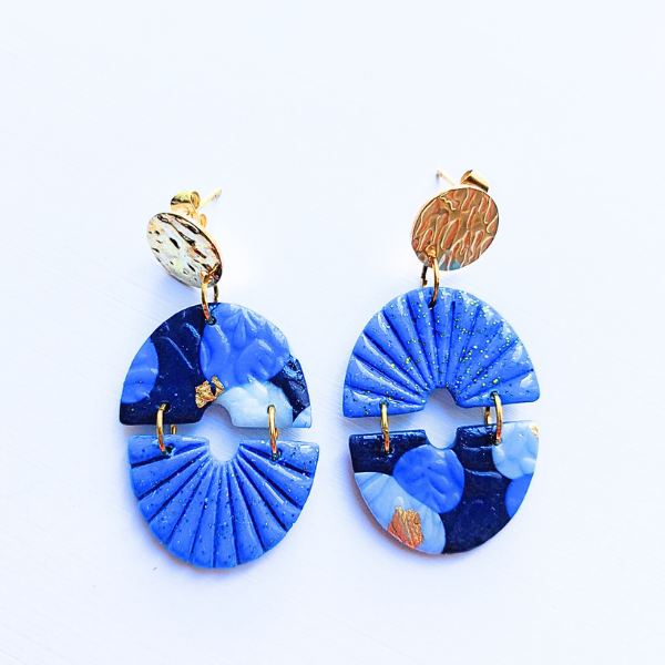 boucles oreilles pate fimo argile polymere resine uv fait main piece unique jadoretesboucles j'adore tes boucles jtb acier inoxydable vendée créatrice française made in France resine UV bleu liv paillettes marine or