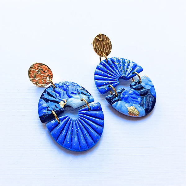 boucles oreilles pate fimo argile polymere resine uv fait main piece unique jadoretesboucles j'adore tes boucles jtb acier inoxydable vendée créatrice française made in France resine UV bleu liv paillettes marine or