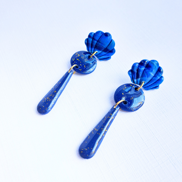 boucles oreilles pate fimo argile polymere resine uv fait main piece unique jadoretesboucles j'adore tes boucles jtb acier inoxydable vendée créatrice française made in France resine UV bleu marine paillettes or mini coquillage