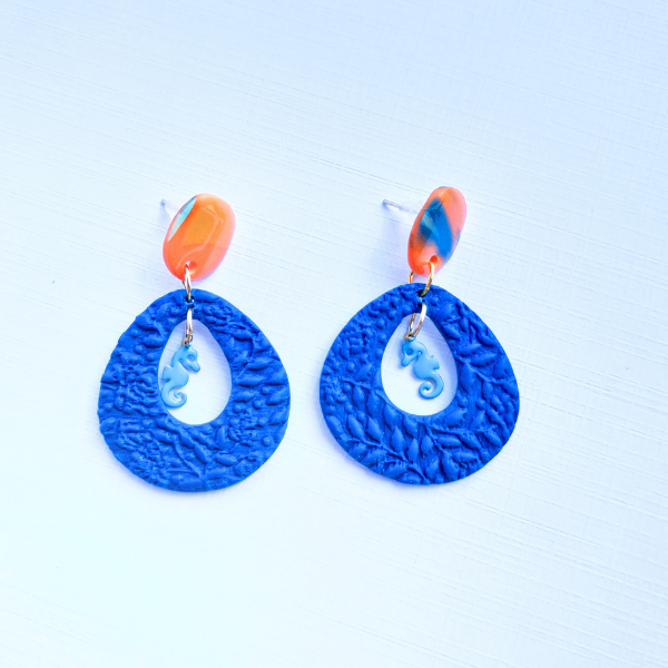 boucles oreilles pate fimo argile polymere resine uv fait main piece unique jadoretesboucles j'adore tes boucles jtb acier inoxydable vendée créatrice française made in France bleu hippocampe orange 