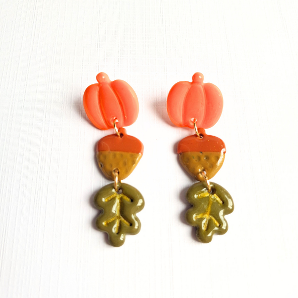boucles oreilles pate fimo argile polymere resine uv fait main piece unique jadoretesboucles j'adore tes boucles jtb acier inoxydable vendée créatrice française made in France resine UV ribambelle automne citrouille gland feuille orange marron vert kaki