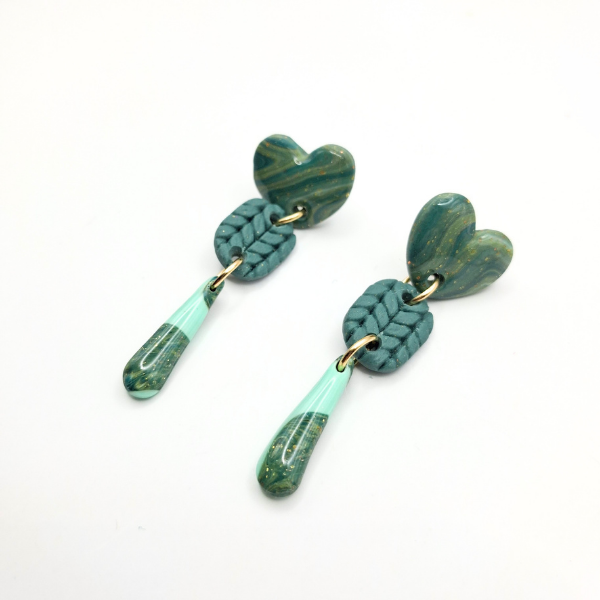 boucles oreilles pate fimo argile polymere resine uv fait main piece unique jadoretesboucles j'adore tes boucles jtb acier inoxydable vendée créatrice française made in France coeur bleu canard pendantes