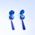 boucles oreilles pate fimo argile polymere resine uv fait main piece unique jadoretesboucles j'adore tes boucles jtb acier inoxydable vendée créatrice française made in France resine UV bleu marine paillettes or mini coquillage