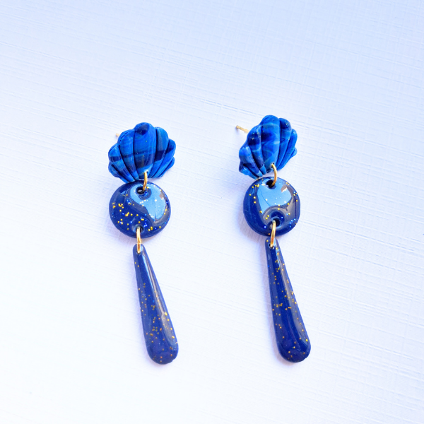 boucles oreilles pate fimo argile polymere resine uv fait main piece unique jadoretesboucles j'adore tes boucles jtb acier inoxydable vendée créatrice française made in France resine UV bleu marine paillettes or mini coquillage