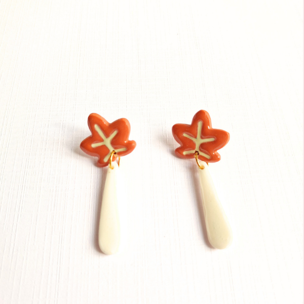 boucles oreilles pate fimo argile polymere resine uv fait main piece unique jadoretesboucles j'adore tes boucles jtb acier inoxydable vendée créatrice française made in France resine UV automne feuille marron blanc