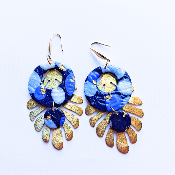 boucles oreilles pate fimo argile polymere resine uv fait main piece unique jadoretesboucles j'adore tes boucles jtb acier inoxydable vendée créatrice française made in France resine UV bleu marine or grande feuille