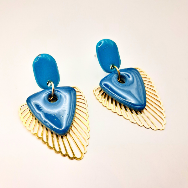 boucles oreilles pate fimo argile polymere resine uv fait main piece unique jadoretesboucles j'adore tes boucles jtb acier inoxydable vendée créatrice française made in France triangle bleu or