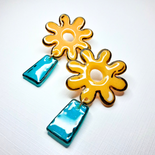boucles oreilles pate fimo argile polymere resine uv fait main piece unique jadoretesboucles j'adore tes boucles jtb acier inoxydable vendée créatrice française made in France bleu jaune comics bd fleur