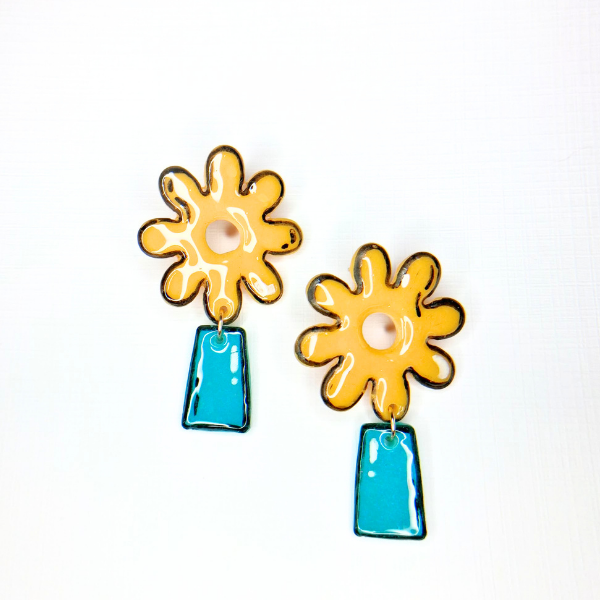 boucles oreilles pate fimo argile polymere resine uv fait main piece unique jadoretesboucles j'adore tes boucles jtb acier inoxydable vendée créatrice française made in France bleu jaune comics bd fleur