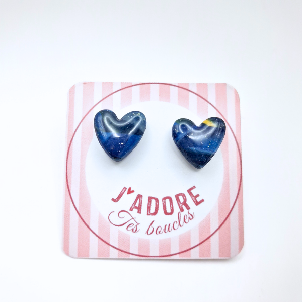 boucles oreilles clou pate fimo argile polymere resine uv fait main piece unique jadoretesboucles j'adore tes boucles jtb acier inoxydable vendée créatrice française made in France coeur bleu marine