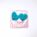 boucles oreilles clou pate fimo argile polymere resine uv fait main piece unique jadoretesboucles j'adore tes boucles jtb acier inoxydable vendée créatrice française made in France coeur strié bleu glacier paillettes