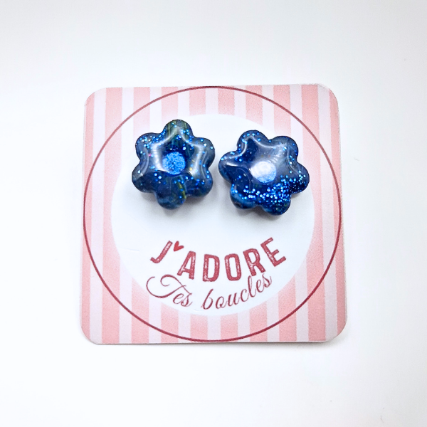 boucles oreilles clou pate fimo argile polymere resine uv fait main piece unique jadoretesboucles j'adore tes boucles jtb acier inoxydable vendée créatrice française made in France fleur bleu marine paillettes