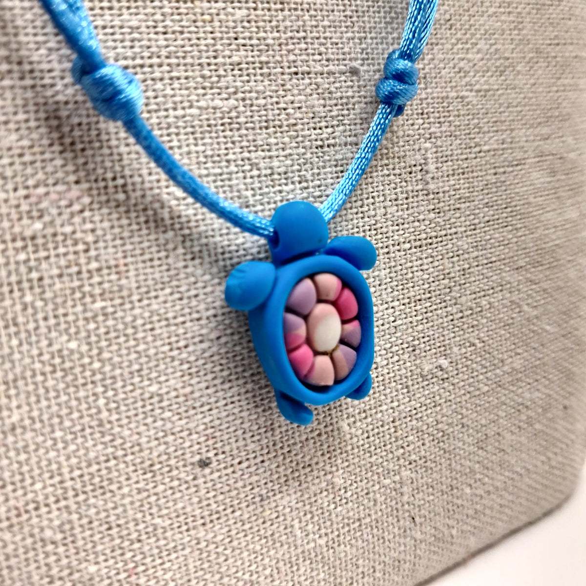 collier tortue argile polymère cordon nylon réglable unisexe intergénérationnel fait main créatrice française vendee surf plage vacances bleu rose parme