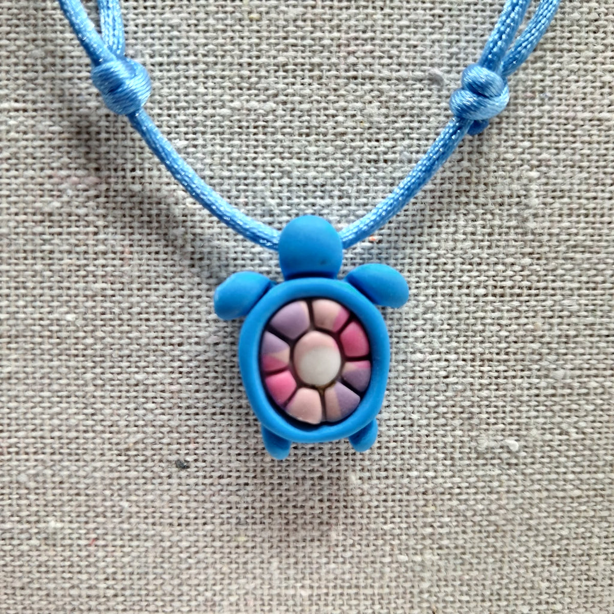 collier tortue argile polymère cordon nylon réglable unisexe intergénérationnel fait main créatrice française vendee surf plage vacances bleu rose parme
