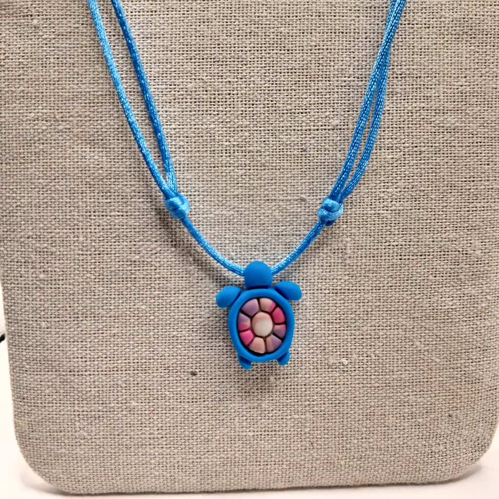collier tortue argile polymère cordon nylon réglable unisexe intergénérationnel fait main créatrice française vendee surf plage vacances bleu rose parme