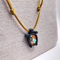 collier tortue argile polymère cordon nylon réglable unisexe intergénérationnel fait main créatrice française vendee surf plage vacances noir bronze orange vert