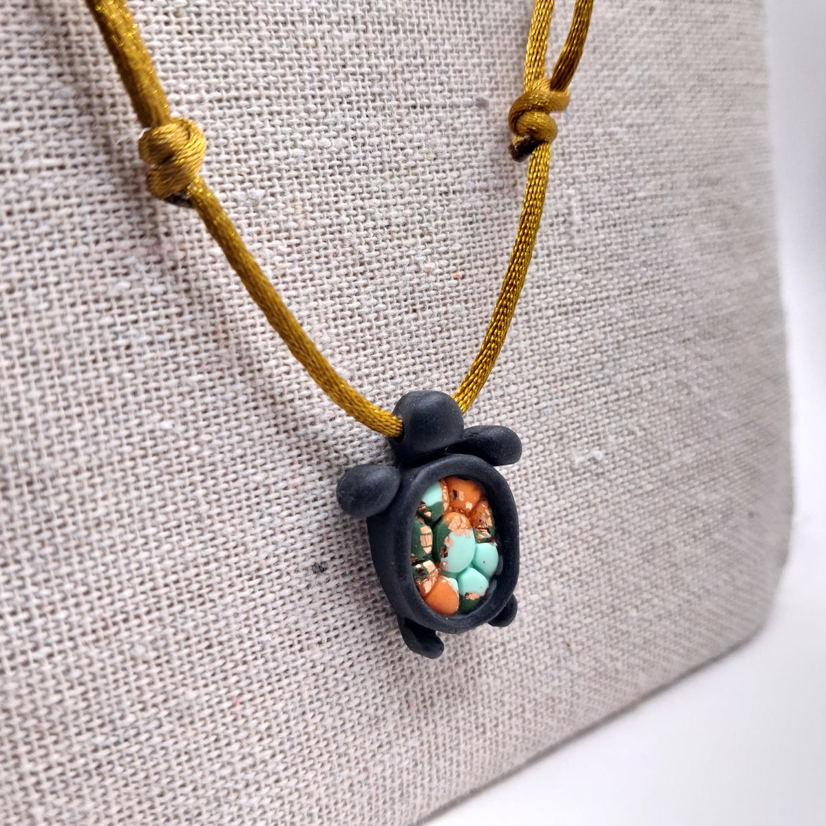 collier tortue argile polymère cordon nylon réglable unisexe intergénérationnel fait main créatrice française vendee surf plage vacances noir bronze orange vert