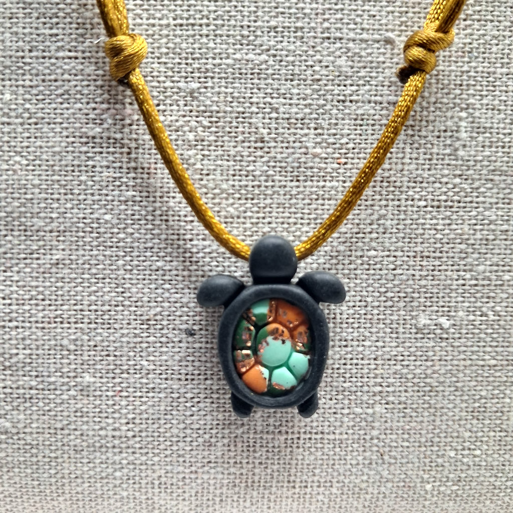 collier tortue argile polymère cordon nylon réglable unisexe intergénérationnel fait main créatrice française vendee surf plage vacances noir bronze orange vert