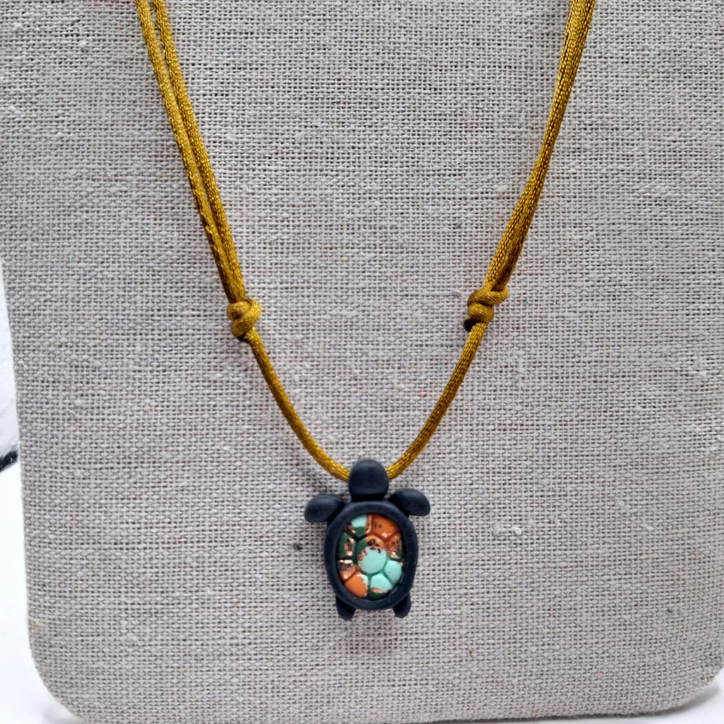 collier tortue argile polymère cordon nylon réglable unisexe intergénérationnel fait main créatrice française vendee surf plage vacances noir bronze orange vert