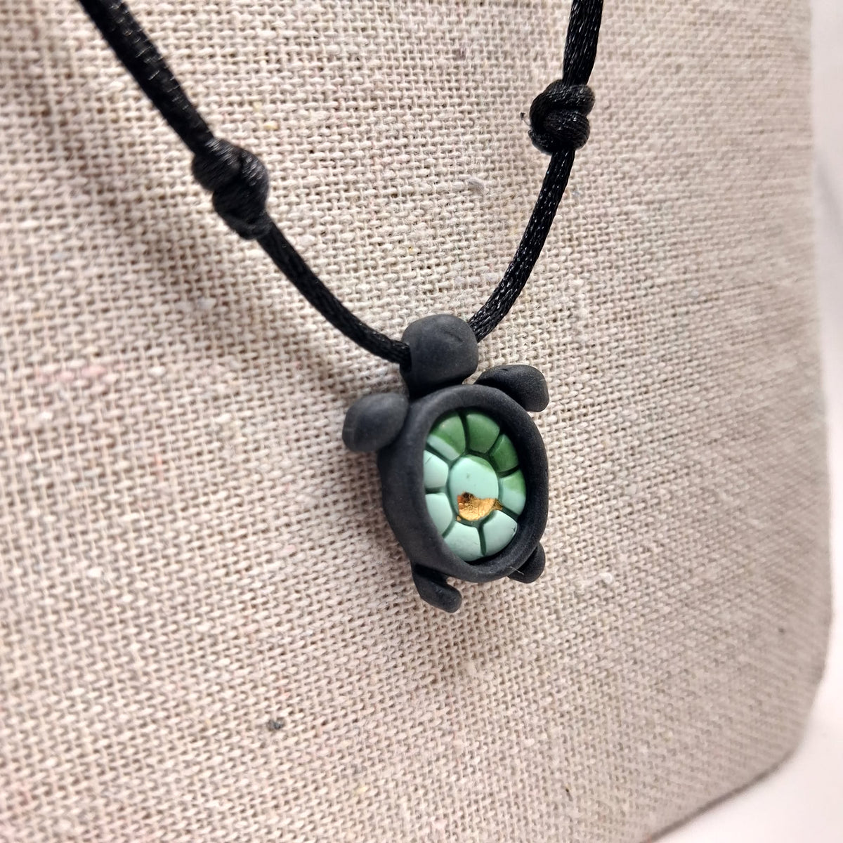 collier tortue argile polymère cordon nylon réglable unisexe intergénérationnel fait main créatrice française vendee surf plage vacances noir vert or