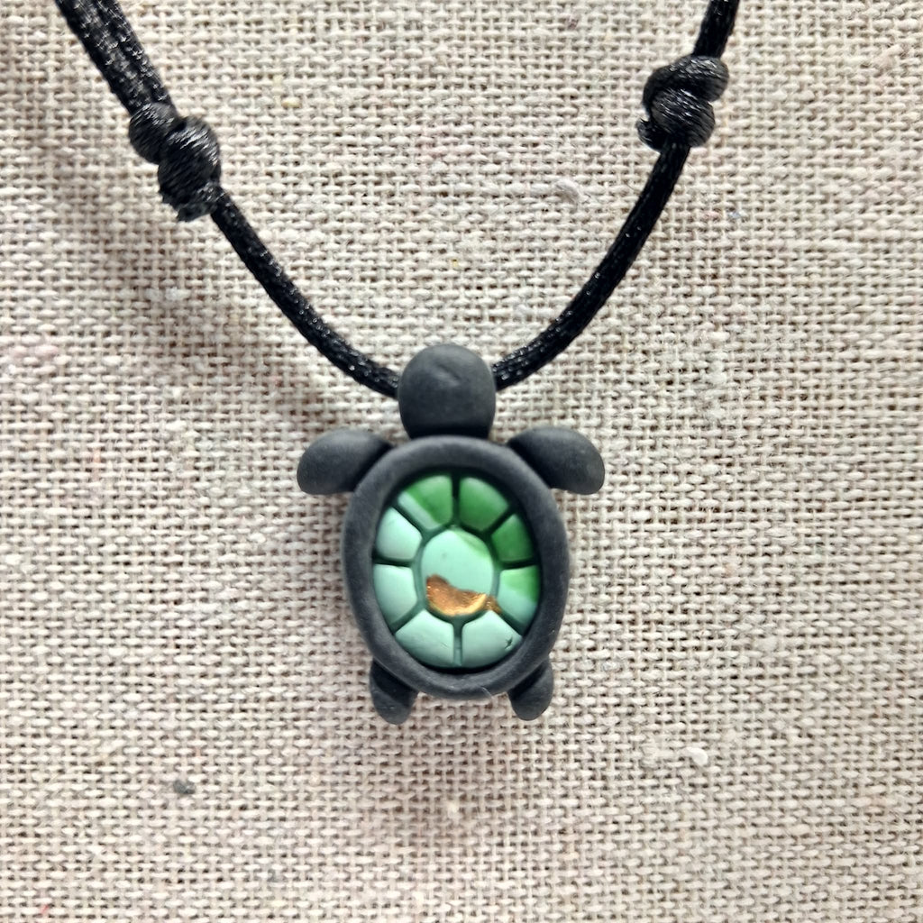 collier tortue argile polymère cordon nylon réglable unisexe intergénérationnel fait main créatrice française vendee surf plage vacances noir vert or