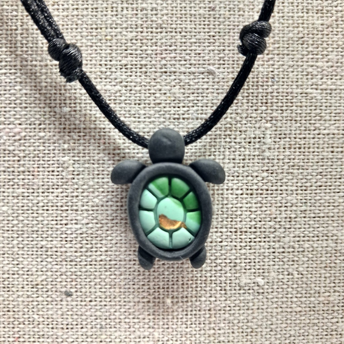 collier tortue argile polymère cordon nylon réglable unisexe intergénérationnel fait main créatrice française vendee surf plage vacances noir vert or