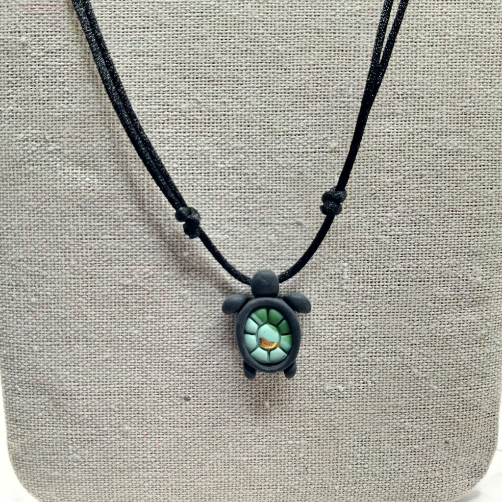 collier tortue argile polymère cordon nylon réglable unisexe intergénérationnel fait main créatrice française vendee surf plage vacances noir vert or