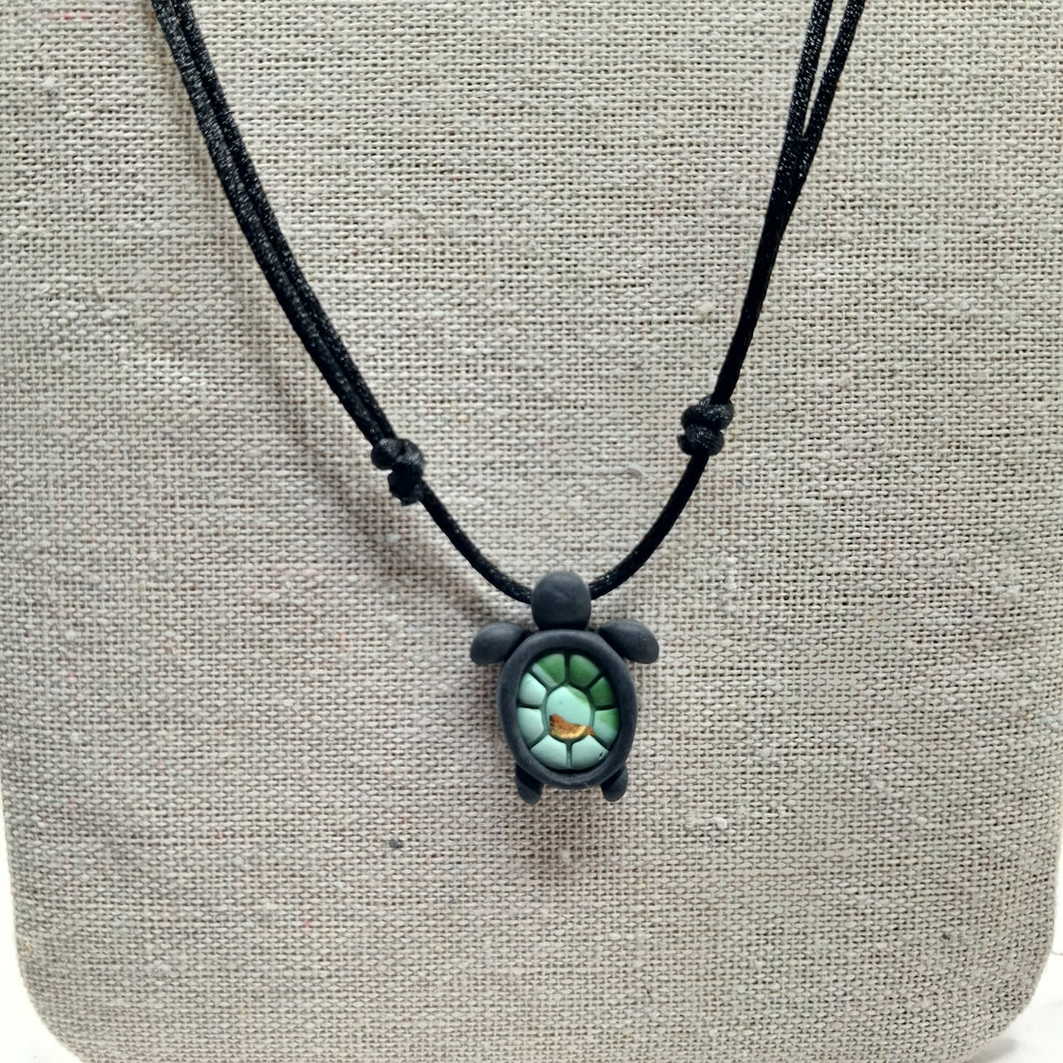 collier tortue argile polymère cordon nylon réglable unisexe intergénérationnel fait main créatrice française vendee surf plage vacances noir vert or