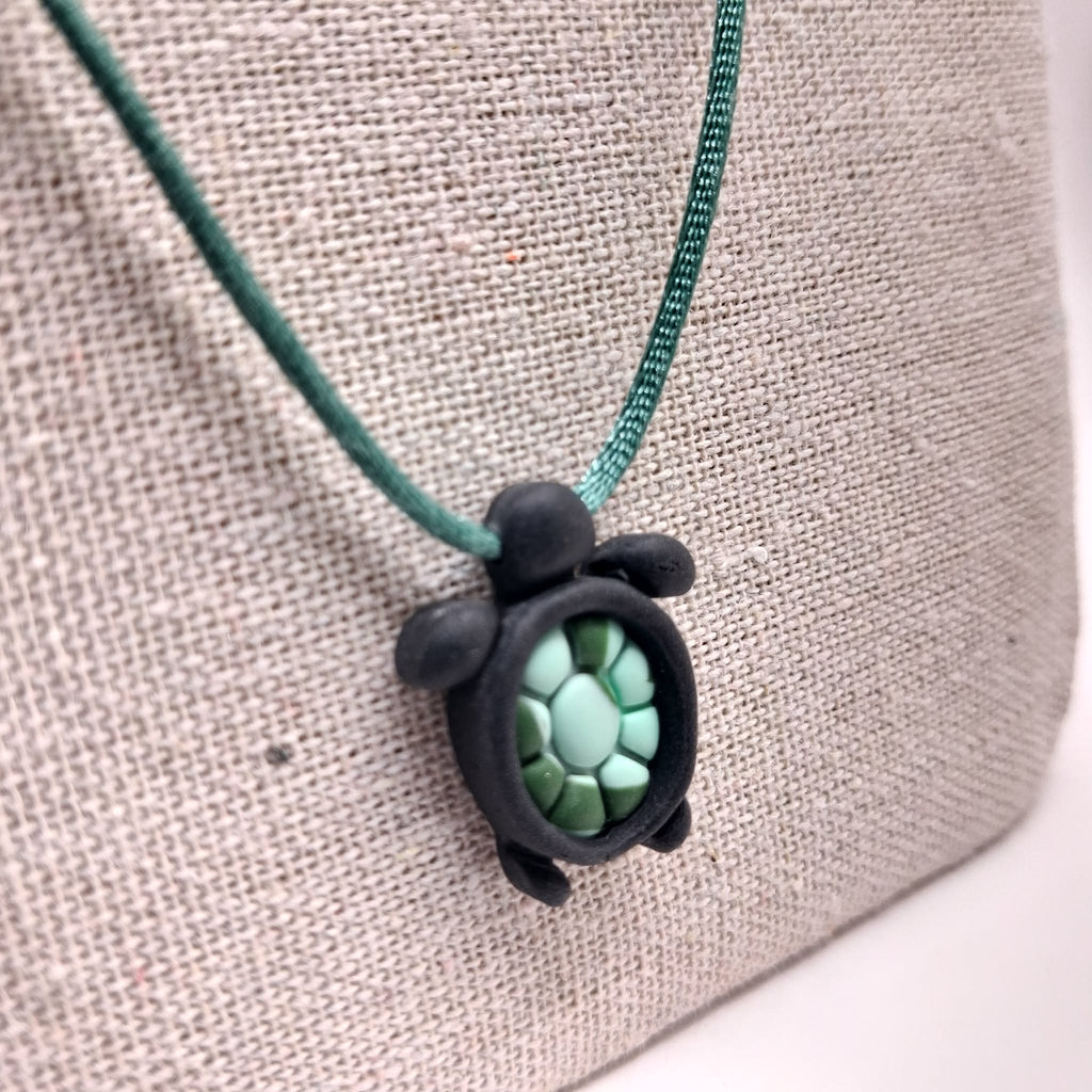 collier tortue argile polymère cordon nylon réglable unisexe intergénérationnel fait main créatrice française Vendée surf plage vacances noir vert