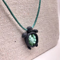 collier tortue argile polymère cordon nylon réglable unisexe intergénérationnel fait main créatrice française Vendée surf plage vacances noir vert