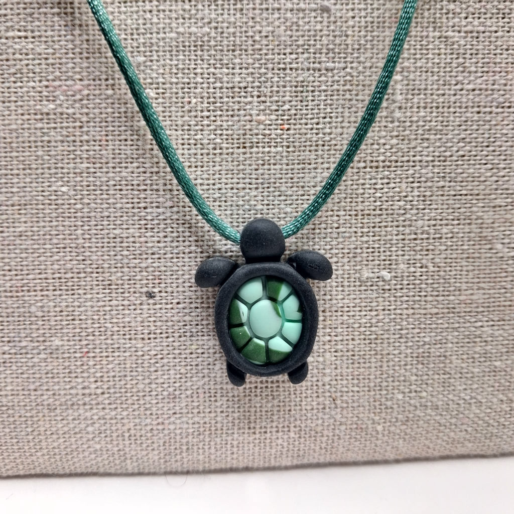 collier tortue argile polymère cordon nylon réglable unisexe intergénérationnel fait main créatrice française Vendée surf plage vacances noir vert